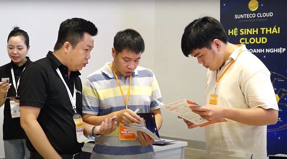 Sunteco's booth attracts customers' attention at Vietnam ICTCOMM 2024 exhibition